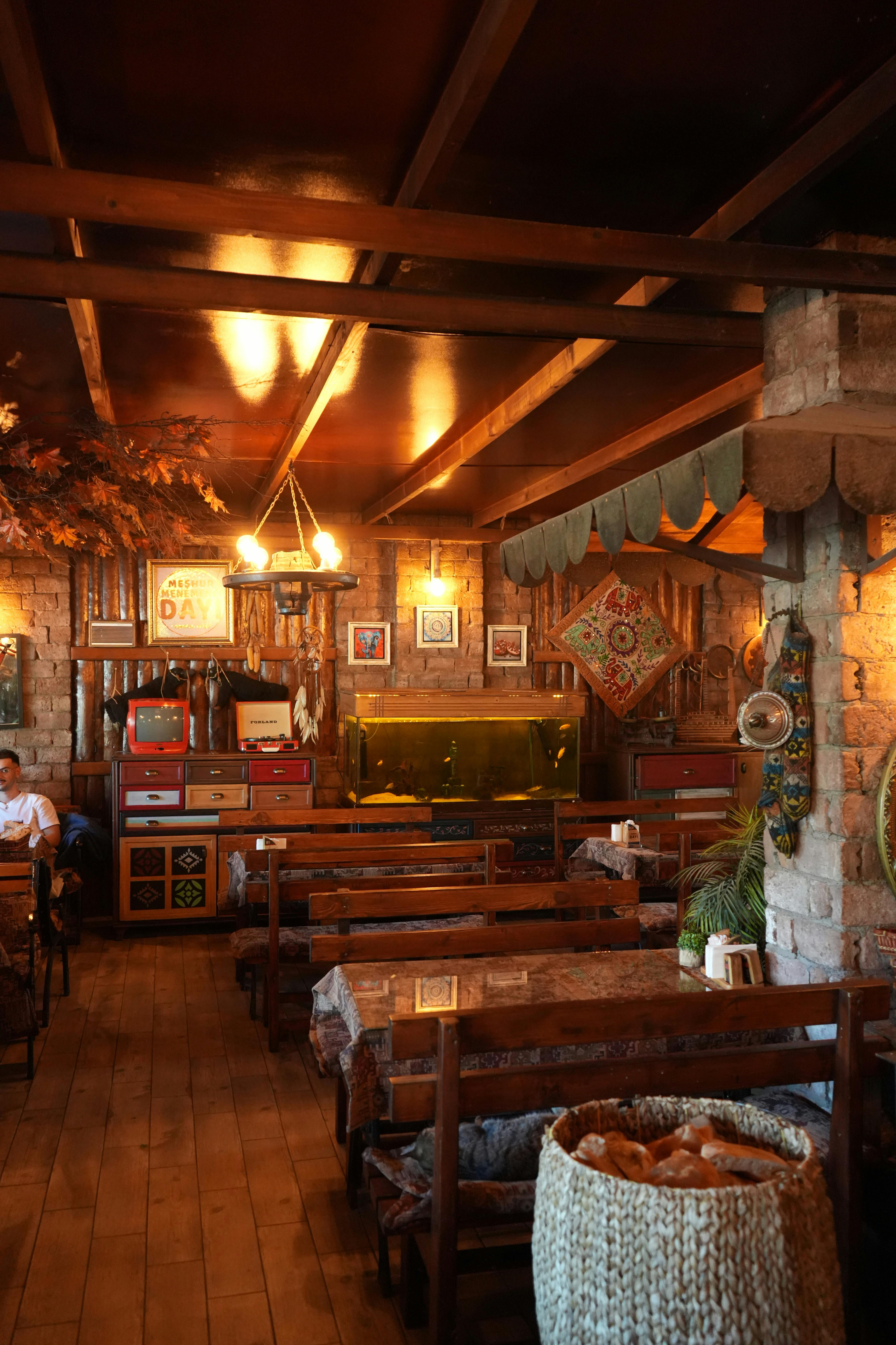 GreenBite restaurant interieur met houten tafels en planten